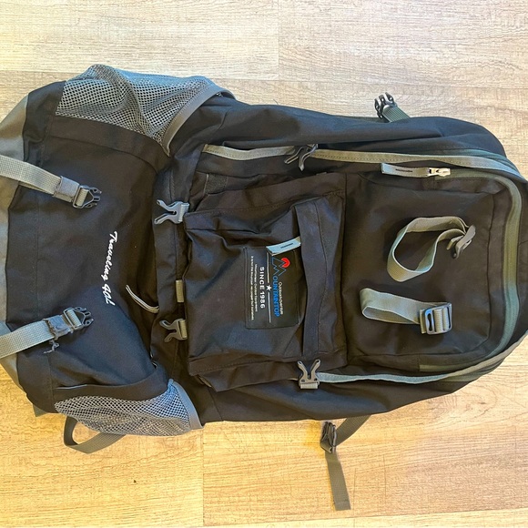 MOUNTAINTOP 40L Hiking Backpack with Rain Cover - Picture 1 of 3